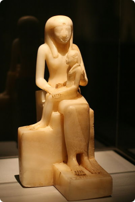 brooklynmuseum_statuette_of_queen_ankhnesmeryre_ii.jpg